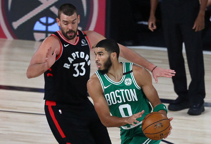  塔图姆绝杀三分创纪录，凯尔特人终结雄鹿七连胜  